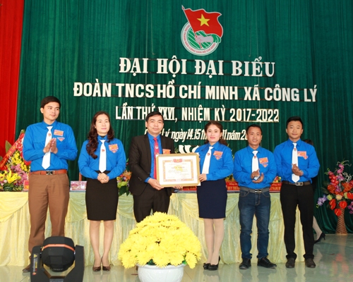 Ban Thường vụ Huyện đoàn Lý Nhân trao tặng Giấy khen cho Đoàn xã Công Lý vì đã có thành tích xuất sắc trong công tác Đoàn và phong trào TTN giai đoạn 2012 - 2017
